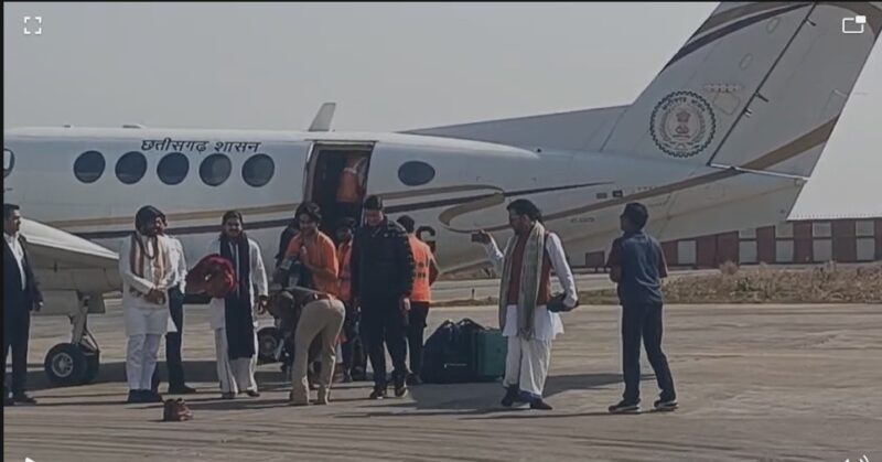 Police Action : माना एयरपोर्ट पर बाबा बागेश्वर का स्वागत बना विवाद…! SSP ने की कार्रवाई…TI लाइन अटैच