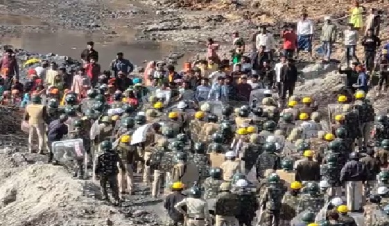 Coal Mine Dispute : अंबिकापुर में कोल खदान विवाद हिंसक…! उग्र भीड़ के बीच फंसी महिला सब इंस्पेक्टर…जवानों ने किया रेस्क्यू
