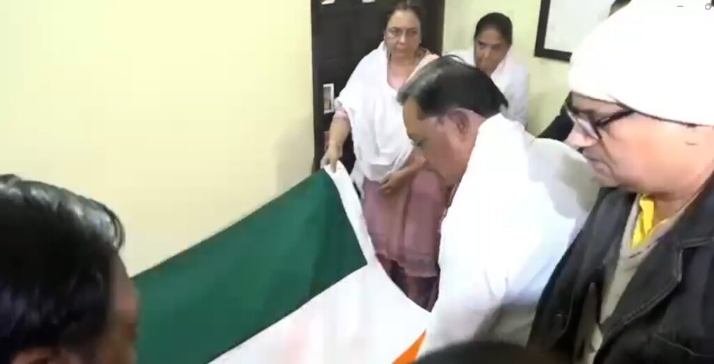 Vinod Kumar Shukla : साहित्यकार विनोद कुमार शुक्ला को राजकीय सम्मान के साथ दी अंतिम विदाई…! CM साय और कुमार विश्वास रहे मौजूद…यहां देखें Video