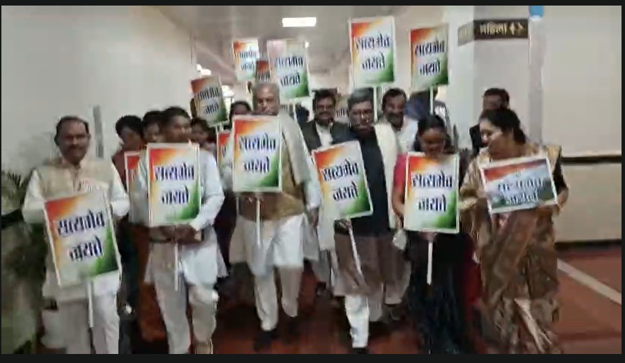 CG Assembly Winter Session : प्रश्नकाल बाधित…! तख्ती लेकर पहुंचे विपक्षी सदस्य…स्पीकर ने विपक्ष पर जताई कड़ी आपत्ति…यहां देखें Video