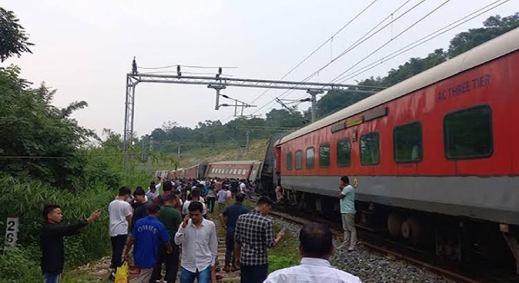 Big Train Accident : हाथियों के झुंड से टकराई राजधानी एक्सप्रेस…इंजन सहित 5 डिब्बे पटरी से उतरे…कई हाथियों की मौत