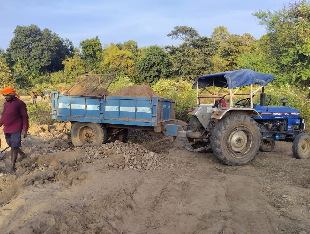 Quick Action : वन विभाग की त्वरित कार्रवाई…रेत के अवैध उत्खनन में संलिप्त 5 ट्रैक्टर जब्त