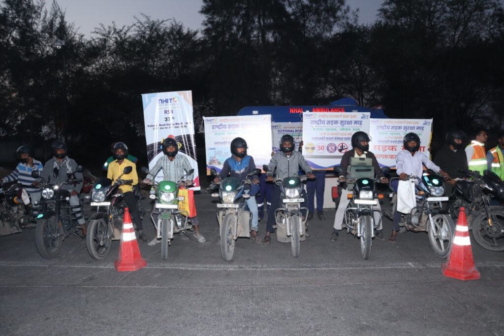 National Road Safety Month : रायपुर-बिलासपुर हाइवे पर चलाया गया जागरूकता अभियान…वाहन चालकों को हेलमेट वितरित…ब्लड डोनेशन कैंप का भी आयोजन