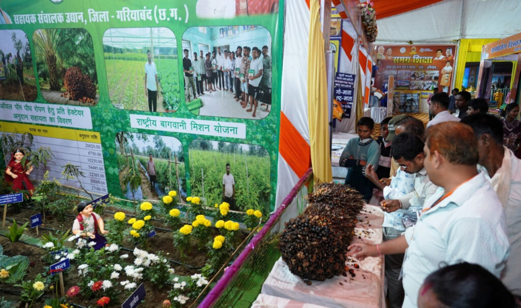 Rajim Kumbh 2026 : राजिम कुंभ में दिखी आधुनिक कृषि की झलक…पाम फल ने खींचा लोगों का ध्यान