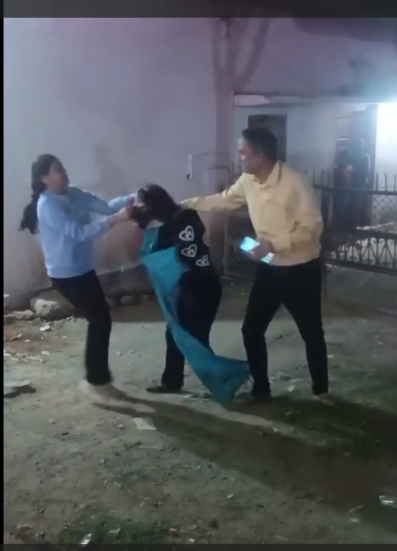 High voltage Drama in Rewa : डॉक्टर को कार में महिला के साथ डर्टी हालत में पाया…! पत्नी ने सड़क पर किया जमकर हंगामा…वायरल वीडियो यहां देखें