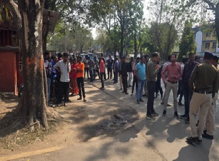 Alcohol Case : शराब बेचने के आरोप में बेटे की गिरफ्तारी…! सदमे में मां की मौत…इंसाफ की मांग लेकर SP कार्यालय पहुंचे लोग