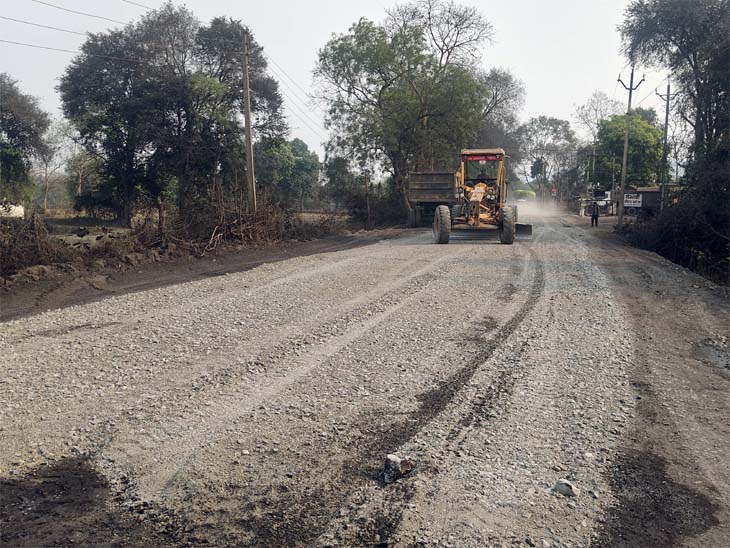 Raigarh Development : रायगढ़ में 32 करोड़ से सड़क निर्माण कार्य प्रगतिरत…उत्खनन प्रभावित वनांचल गांवों को मिलेगा बारहमासी संपर्क