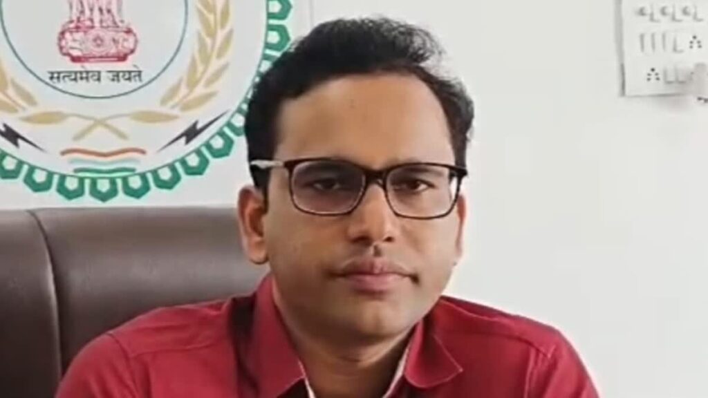 Disciplinary Action : अभद्र भाषा पड़ी भारी…! वन सचिव से दुर्व्यवहार…IFS अधिकारी मनीष कश्यप निलंबित