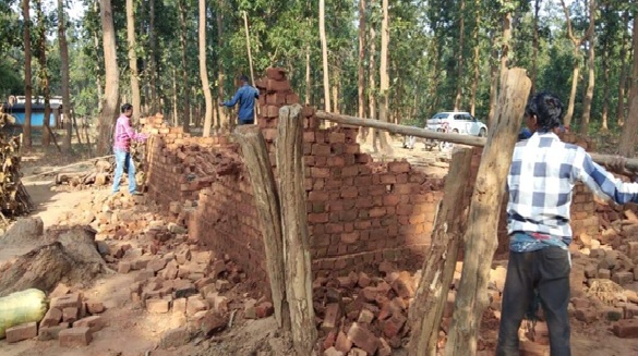 Strict Action : बीट निरीक्षण के दौरान अवैध कब्जे पर सख्त कार्रवाई…कक्ष क्रमांक पी/131 से अतिक्रमण हटाया