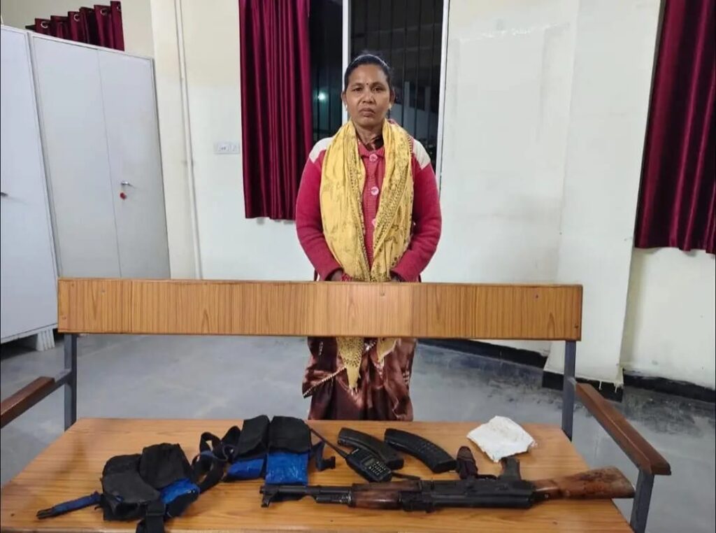 Female Naxalite Surrenders : कांकेर में महिला नक्सली ने किया सरेंडर…! 8 लाख रुपये के इनामी महिला से AK-47 बरामद