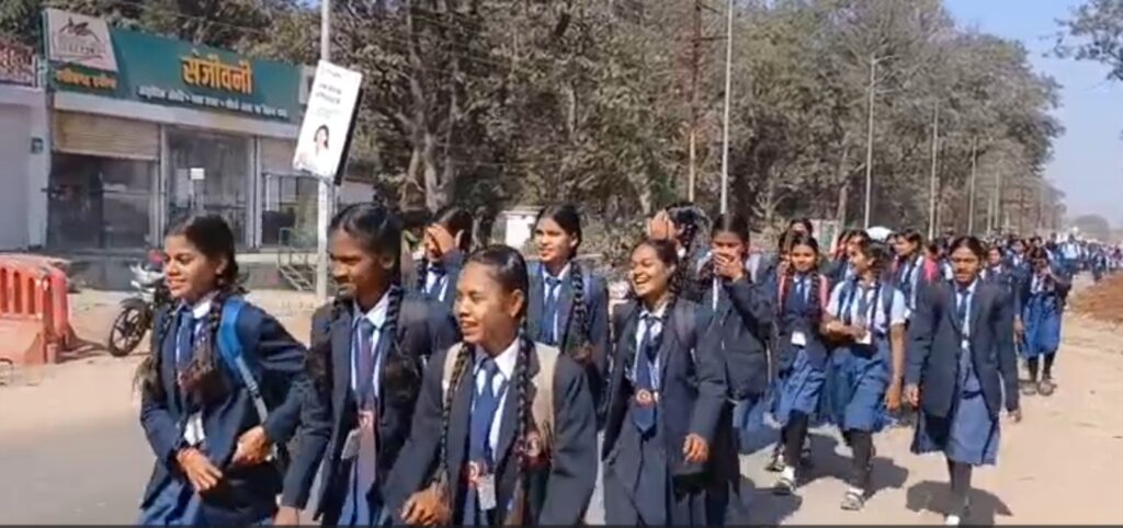 Atmanand School : आत्मानंद स्कूल प्राचार्या विवाद ने पकड़ा तूल…! छात्रों ने खोला मोर्चा…! प्राचार्य वंदना पांडे सस्पेंड…यहां देखें Video