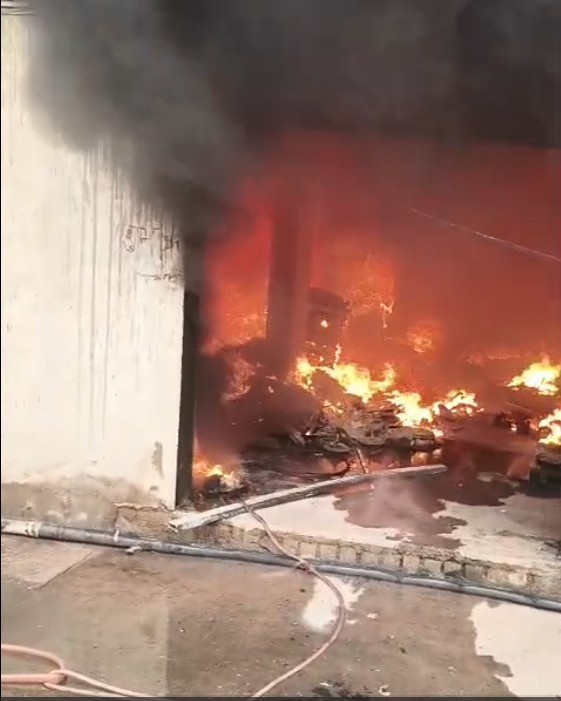 Fire : बिलासपुर के गजमोहिनी अपार्टमेंट में भीषण आग…! लाखों का सामान खाक…यहां देखें Video