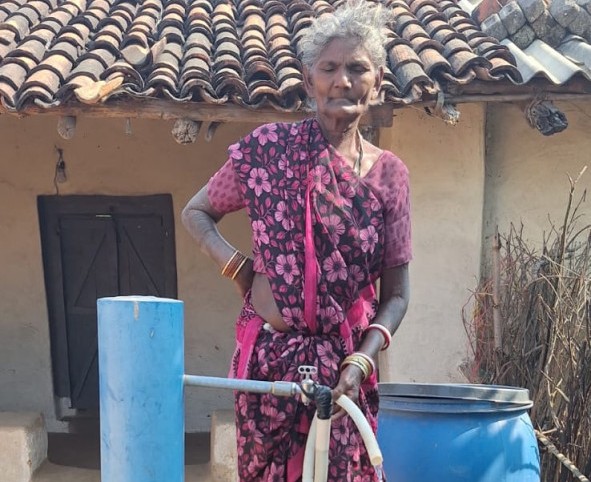 Jal Jeevan Mission : नल से मिलने लगा पानी…फुलमत बाई की रोज़ाना की मशक्कत हुई खत्म