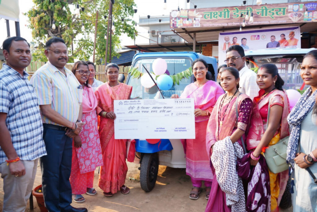 National Rural Livelihoods Mission : अंतर्राष्ट्रीय महिला दिवस पर चार महिलाओं को मिली ई-रिक्शा…स्वरोजगार की ओर बढ़ा कदम