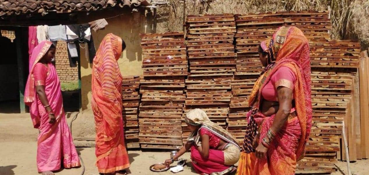 Mission Bihaan : सेंट्रिंग प्लेट व्यवसाय से आत्मनिर्भर बन रहीं महिलाएं…‘बिहान’ योजना से मिल रहा नया सहारा