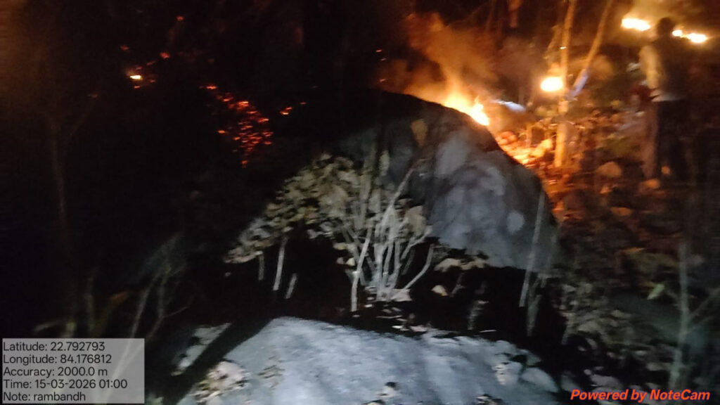 Jashpur Forest Fire : दो जगह लगी जंगल की आग पर वन विभाग ने पाया काबू..बड़ी वन क्षति टली…रातभर की कार्रवाई से आग फैलने से पहले ही नियंत्रित