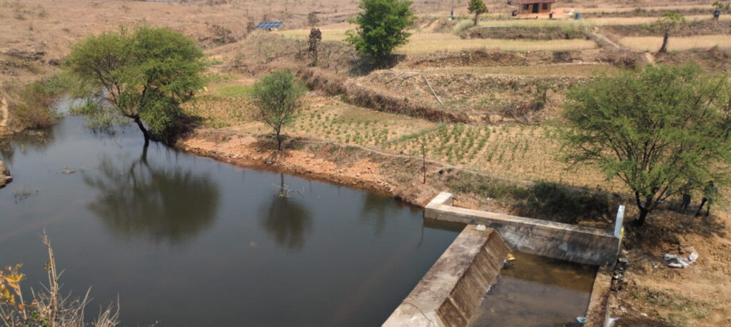 MNREGA–डीएमएफ से बना चेक डैम बना मिसाल…बरदर गांव में बदली खेती और आजीविका की तस्वीर