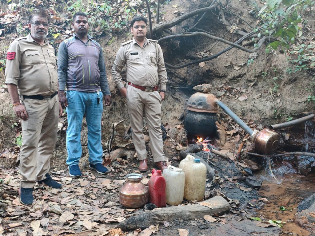 Raigarh में अवैध शराब कारोबार पर बड़ा प्रहार…आबकारी विभाग की ताबड़तोड़ कार्रवाई…भारी मात्रा में शराब और लाहन जब्त