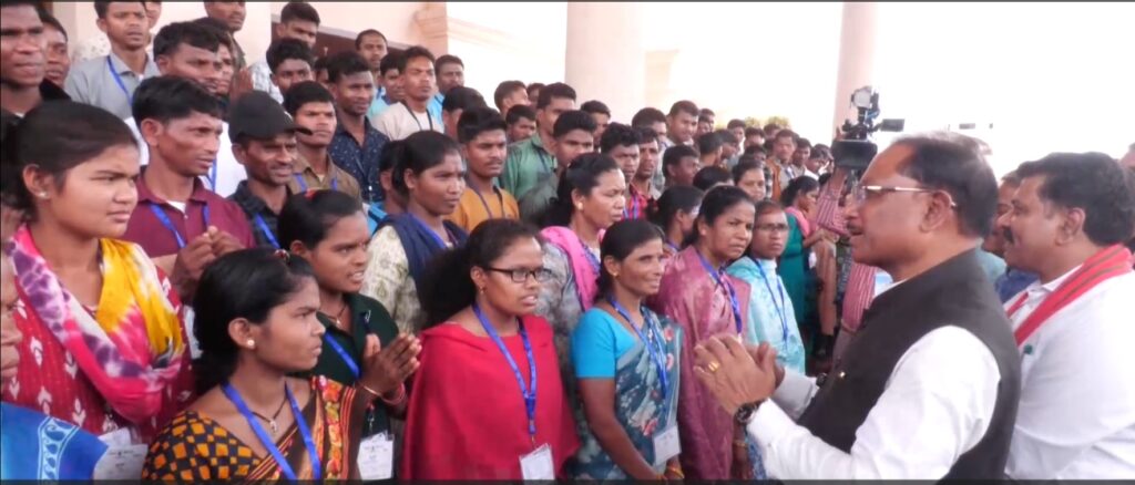 CG Assembly : 140 आत्मसमर्पित नक्सलियों ने देखा लोकतंत्र का मंदिर…CM ने की संवाद…डिप्टी CM ने किया आत्मीयता से विदा