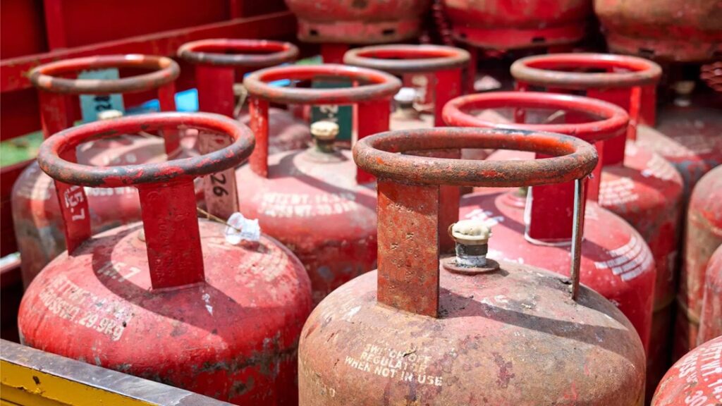 Fake News : LPG सिलेंडर बुकिंग नियमों में बदलाव की खबर फर्जी…! सरकार ने किया साफ इनकार…पुरानी व्यवस्था ही लागू