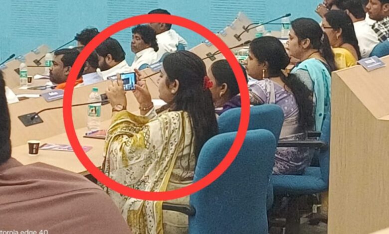 Municipal Corporation : कोरबा नगर पालिक निगम की सामान्य सभा…सदन में जनहित गुम…पार्षद मैडम वीडियो बनाने में मशगूल…यहां देखें VIDEO