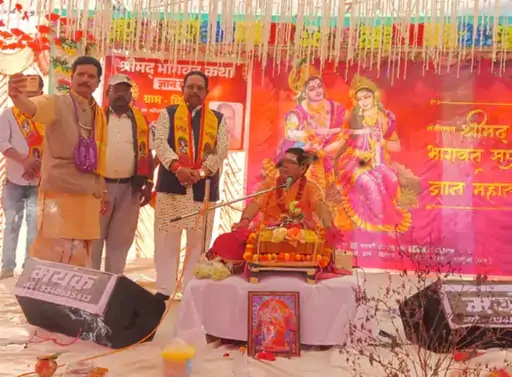 Kathavachak : कथावाचक ने विधानसभा के बाहर मंत्री पर लगाया 15 लाख रुपये न देने का आरोप…आत्मदाह की धमकी…यहां सुनिए VIDEO