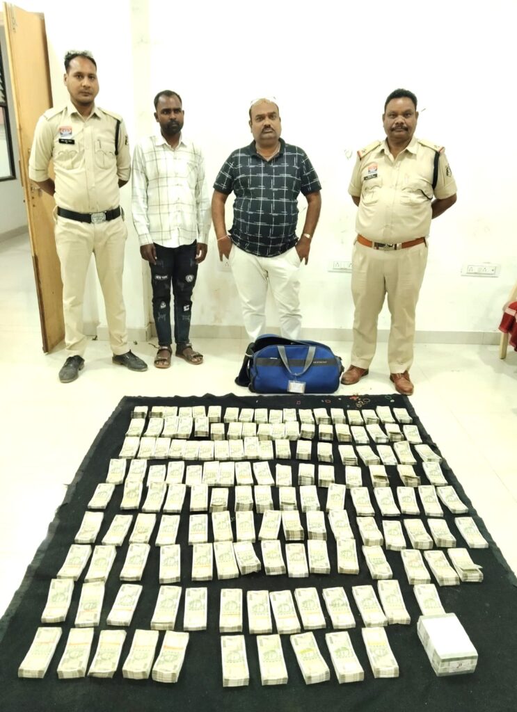 Police Action : महासमुंद में 75 लाख की नकदी के साथ 2 हिरासत में…500 के नोटों के 150 बंडल बरामद…यहां देखें VIDEO