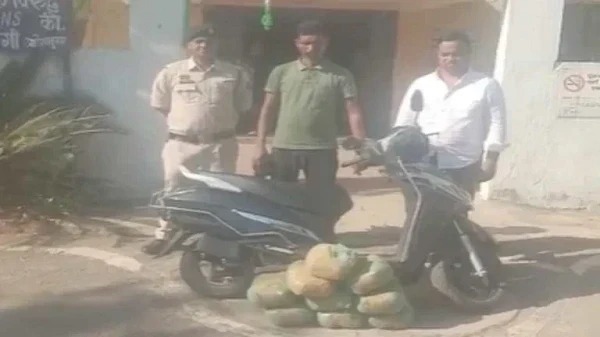 Ganja Smuggling : गांजा तस्करी में सामने आया पुलिस आरक्षक का नाम…! दो आरोपी गिरफ्तार…जवान फरार
