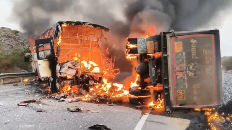 Bus Fire : आंध्र प्रदेश में भीषण सड़क हादसा…! बस-ट्रक टक्कर…10 यात्रियों की जिंदा जलकर मौत…यहां देखें VIDEO