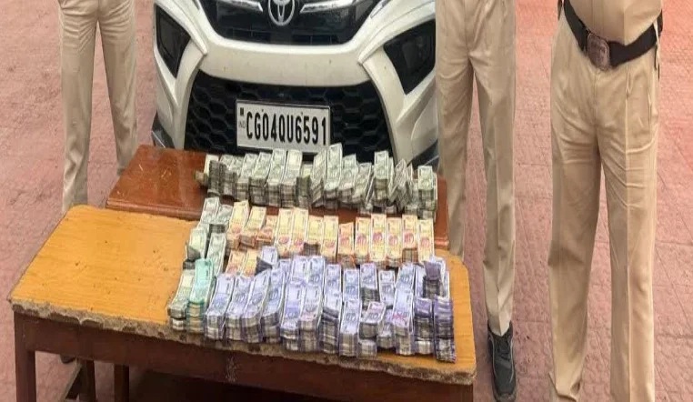 Cash Seizure : महासमुंद बॉर्डर पर बड़ी कार्रवाई… ! 47.50 लाख नकदी जब्त… 4 गिरफ्तार