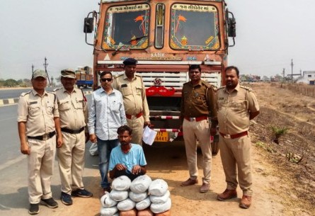 Illegal Drugs Seized : महासमुंद में आबकारी विभाग की बड़ी कार्रवाई…18.285 किलोग्राम अवैध गांजा और 14 चक्का ट्रक जब्त