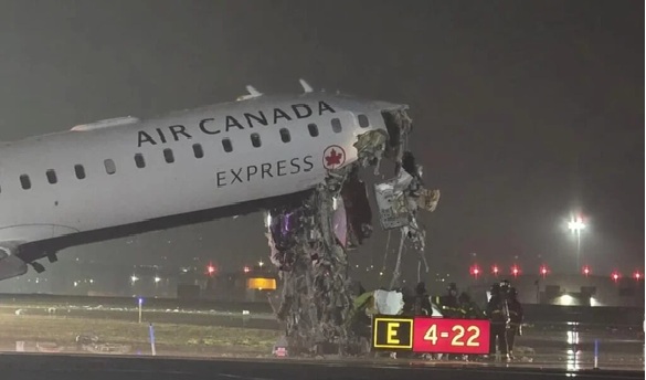 LaGuardia Airport : न्यूयॉर्क एयरपोर्ट पर बड़ा हादसा…! विमान फायर ट्रक से टकराया…रनवे पर मौत का मंजर