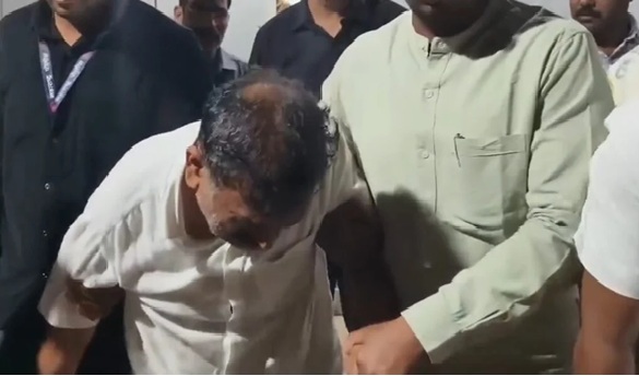 Blackmail Racket : दैवीय शक्तियों के नाम पर महिलाओं से बलात्कार…! 7 घंटे की पूछताछ में टूटा गॉडमैन…लंगड़ाते हुए मुंह छिपाता आया नजर