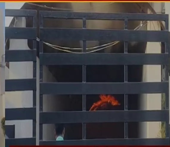Hotel Fire : राजधानी के होटल में अचानक आग…! पहले माले तक पहुंचीं लपटें…दमकल की टीम आग बुझाने में जुटी…यहां देखें VIDEO
