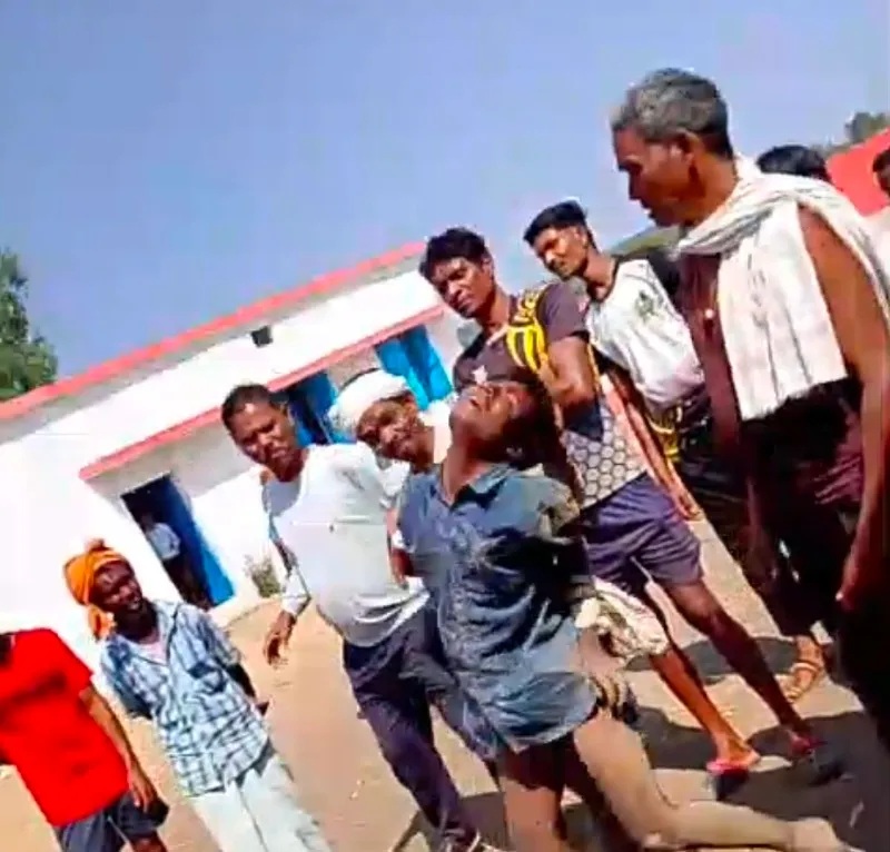 Tribal Child Abuse : कबीरधाम से सामने आई इंसानियत को शर्मसार करने वाली घटना…! नाबालिग आदिवासी बच्चे की भीड़ ने की जमकर पिटाई…इलाज के दौरान मौत