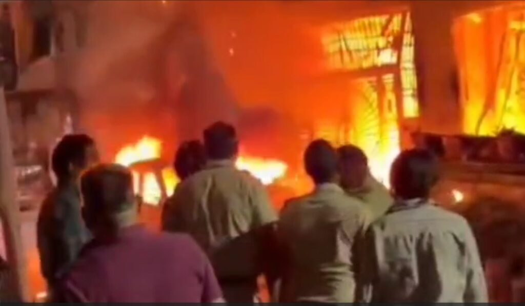 Fire Accident : इंदौर में भीषण आग…! घर में लगी आग से एक ही परिवार के 6 लोगों की दर्दनाक मौत…यहां देखें VIDEO