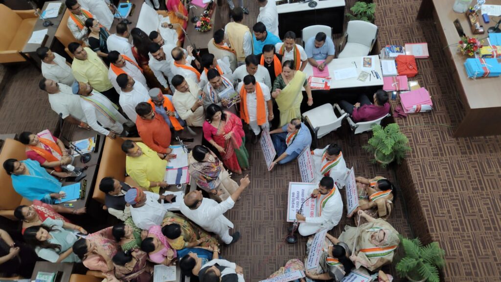 Budget Session : रायपुर निगम में सियासी संग्राम…! बजट से पहले पक्ष-विपक्ष में जबरदस्त हंगामा…यहां देखें Video