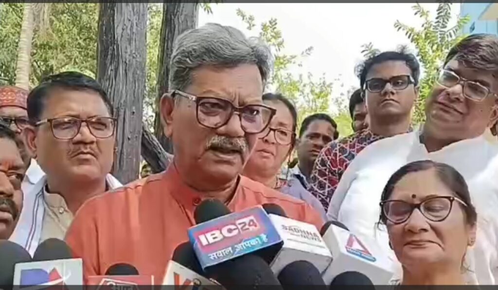 Political Statement : सियासत में बड़ा बयान…! डॉ चरण दास महंत ने की श्याम बिहारी जायसवाल की मुक्तकंठ प्रशंसा…यहां सुनिए VIDEO