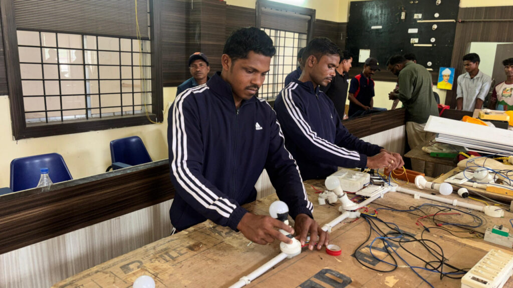 Skill Development : बंदूक से बदलाव तक… नक्सल पुनर्वास नीति से बदली विनोद कुरसम की जिंदगी