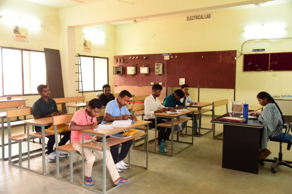 Kondagaon Rehabilitation Policy : पुनर्वास नीति से बदली जिंदगी… कोण्डागांव के युवाओं ने थामा आत्मनिर्भरता का रास्ता… भय और हिंसा से मुख्यधारा की ओर