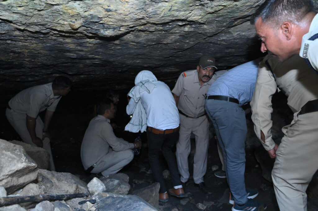 Korea District : अवैध कोयला खनन पर प्रशासन की सख्त कार्रवाई…दूसरे दिन भी अभियान जारी