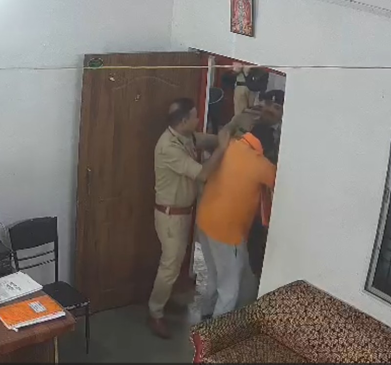 Bilaspur Slapping Incident : रतनपुर थाने में सवाल पूछने पर  फरियादी को जड़े 20 थप्पड़…! ASI पर रिश्वत का आरोप