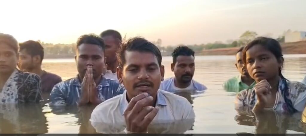 D.Ed Abhyarthi : गर्दन तक पानी में उतरे अभ्यर्थी…! जल में खड़े होकर न्याय की पुकार…2300 पदों पर भर्ती की रखी मांग…यहां देखें VIDEO