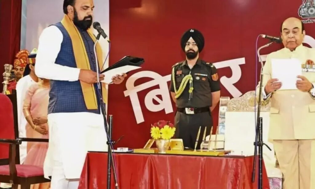 Bihar CM Samrat Chaudhary : बिहार के नए CM सम्राट चौधरी शपथ लेते ही घिरे…नहीं पढ़ पाए ‘अक्षुण्ण’…पढ़ने में भी लड़खड़ाए शब्द…! विपक्ष ने VIDEO शेयर कर साधा निशाना…यहां देखें