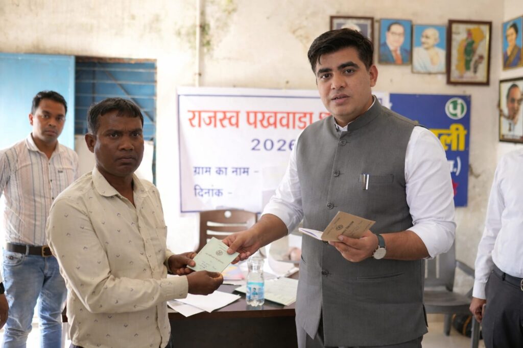 Collector Visit : राजस्व शिविर में कलेक्टर की सरप्राइज एंट्री…! किसानों को मिली राहत…मौके पर बांटी किसान किताब