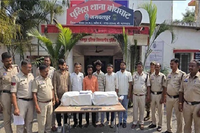 Bastar Police Seize Ganja : धर्मशाला के रूम में चल रही थी गांजे की डील…! बस्तर पुलिस की रेड में 54 किलो गांजा जब्त…6 गिरफ्तार