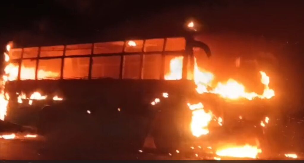 Bus Fire : बालोद में बारातियों की बस में लगी आग…! कूदकर बचाई जान…बड़ा हादसा टला…यहां देखें VIDEO