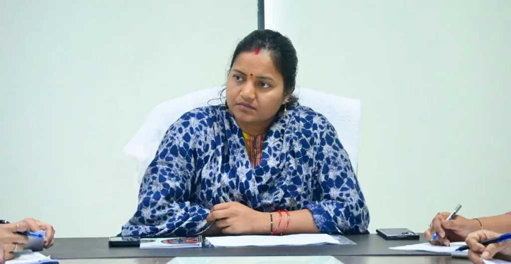 Strict Action : साड़ी वितरण में गुणवत्ता पर सख्ती… सरकार ने दिए जांच के निर्देश… शिकायतों पर सरकार का कड़ा रुख