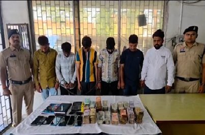 Betting Racket : रायपुर में सट्टा किंग का भंडाफोड़…! 6 गिरफ्तार…9 लाख कैश सहित 13 लाख का सामान जब्त
