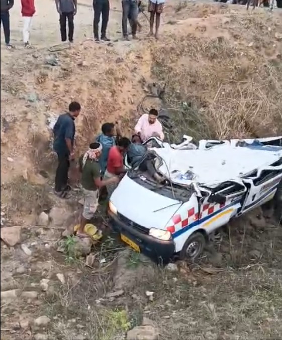 Road Accident : अंबिकापुर में बड़ा हादसा…! तेज रफ्तार एंबुलेंस खेत में पलटी…चालक अंदर फंसा…यहां देखें VIDEO
